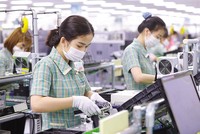 Việt Nam khuyến khích các doanh nghiệp đầu tư trực tiếp nước ngoài, đặc biệt là các tập đoàn lớn đầu tư vào chuỗi sản xuất toàn cầu. Trong ảnh: Công nhân làm việc tại Nhà máy của Samsung Việt Nam. Ảnh: Đức Thanh