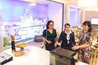 Khách hàng đi tham quan căn hộ mẫu tại một dự án ở TP.HCM