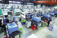 Để nâng cao năng lực cạnh tranh, môi trường kinh doanh phải không ngừng hoàn thiện, theo hướng đơn giản hóa, minh bạch hóa, nâng cao chất lượng dịch vụ phục vụ doanh nghiệp. Ảnh: Đức Thanh