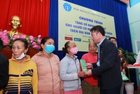 Tổng giám đốc BHXH Việt Nam Nguyễn Thế Mạnh trao tặng sổ BHXH cho đồng bào nghèo miền Trung