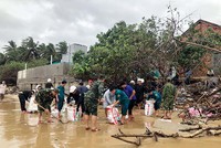 Triều cường gây sạt lở sát mép tường nhà dân tại thôn Mỹ Quang Nam (xã An Chấn, huyện Tuy An) vào đầu tháng 1/2023.