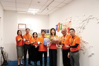 Chị Watanabe Hirona (cầm hoa), nhân sự thứ 60.000 của FPT