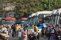 Hình ảnh hành khách tại bến xe miền Đông. (Ảnh: Tiến Lực/TTXVN)