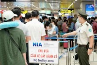 Hành khách làm thủ tục tại sân bay quốc tế Nội Bài.