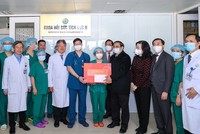 Thủ tướng Chính phủ tặng quà cho các y, bác sĩ tại Bệnh viện Hữu nghị Việt Đức.