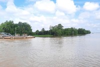 Bến phà Tân Phú trên Quốc lộ 57B, qua sông Hàm Luông, nối huyện Châu Thành với huyện Chợ Lách (tỉnh Bến Tre)