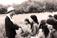 Chủ tịch Hồ Chí Minh nêu rõ, ở nông thôn, chi bộ nào chấp hành tốt các chính sách của Đảng; củng cố và phát triển tốt hợp tác xã nông nghiệp, đảng viên gương mẫu và được dân tin, dân phục, dân yêu..., thì đó là chi bộ tốt