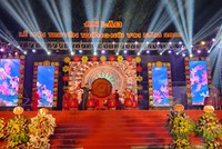 Ông Nguyễn Cao Lân, Bí thư Huyện ủy An Lão đánh trống khai hội. Ảnh: Quỳnh Nga.