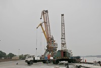 Hoạt động bốc xếp hàng hoá tại khu vực cảng Vật Cách, TP Hải Phòng. Ảnh: Hải Ngân.