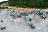 Việc tìm kiếm đủ các loại vật liệu thông thường như đá, đất đắp, cát... đang là thách thức lớn đối với các chủ dự án đường cao tốc.