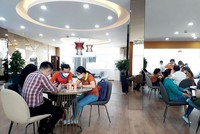 Khách hàng tìm hiểu sản phẩm tại dự án Lagi Central, Bình Dương. Ảnh: Việt Dũng 