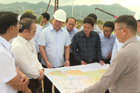 Ông Trần Quốc Nam, Chủ tịch UBND tỉnh Ninh Thuận trong lần kiểm tra tiến độ triển khai Dự án đường nối cao tốc Bắc – Nam với Quốc lộ 1A và Cảng biển tổng hợp Cà Ná. Nguồn: NTV