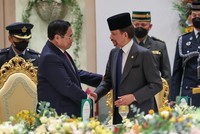 Thủ tướng Phạm Minh Chính và Quốc vương Hassanal Bolkiah. (Ảnh: Nhật Bắc)