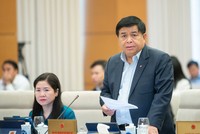 Bộ trưởng Bộ Kế hoạch và Đầu tư Nguyễn Chí Dũng báo cáo tại phiên họp.