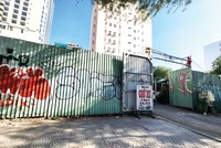 Dự án nhà ở xã hội tại số 23 - Lý Tự Trọng (quận 1, TP.HCM) chưa xây dựng, đang quây tôn xung quanh để tận dụng làm bãi giữ xe.