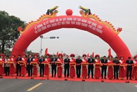 Các đồng chí lãnh đạo trung ương, lãnh đạo tỉnh Thái Bình, TP. Hải Phòng cắt băng thông xe kỹ thuật Dự án cải tạo, nâng cấp Quốc lộ 37 đoạn qua địa phận tỉnh Thái Bình và cầu sông Hóa.