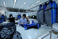 Nhập khẩu nguyên phụ liệu phục vụ cho ngành dệt may da giày từ Trung Quốc giảm 36,6% so với cùng kỳ năm trước.