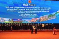 Chủ tịch UBND tỉnh Thái Bình Nguyễn Khắc Thận trao giấy chứng nhận đăng ký đầu tư cho Công ty TNHH Compal Electronics (Việt Nam)