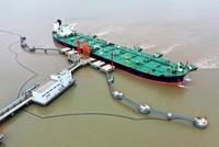 Một tàu chở dầu của Trung Quốc đang dỡ hàng. Ảnh: Getty Images