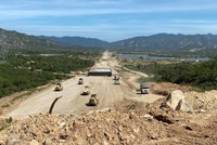 Thi công cao tốc Bắc - Nam, đoạn Vĩnh Hảo - Phan Thiết.