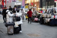 Khu mua sắm Myeongdong ở Seoul, Hàn Quốc. Nguồn: Reuters.