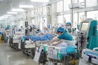 Bệnh viện Chợ Rẫy từ chỗ “gánh bệnh nhân” cho bệnh viện khác, nay phải chuyển người bệnh đi nơi khác nhờ cứu chữa do thiếu trang thiết bị, vật tư.