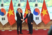 Phó thủ tướng Chính phủ Lê Minh Khái và Phó thủ tướng Hàn Quốc Choo Kyung-ho. (Ảnh: VGP/Quang Thương) 