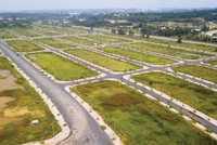 Giá đất nền đi xuống trong bối cảnh giao dịch thị trường yếu. Ảnh: Lê Toàn 