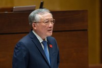 Chánh án Toà an nhân nhân Tối cao Nguyễn Hoà Bình trả lời chất vấn tại Quốc hội.