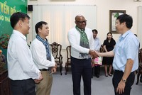 Chủ tịch UBND tỉnh Phạm Thiện Nghĩa (bìa phải) mong muốn cùng đồng hành, hợp tác phát triển nông nghiệp xanh bền vững với FAO tại Việt Nam. Ảnh: Cổng TTĐT Đồng Tháp