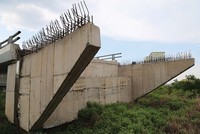 Trụ cầu kết nối nút giao cầu vượt Võ Văn Kiệt của Dự án nằm “trơ xương” tới giờ này