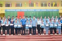 Đoàn Thanh niên Bộ Kế hoạch và Đầu tư trao 05 bộ máy tính cho trường THCS Tân Trào, xã Tân Trào, huyện Sơn Dương