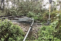 Một đoạn đường sắt dẫn vào cảng Việt Trì bị bỏ hoang