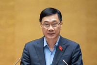 Chủ nhiệm Ủy ban Kinh tế Vũ Hồng Thanh báo cáo tại hội nghị.