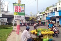 Thông tin rao bán nhà đất treo đầy trên phố. Ảnh: Việt Dũng 