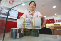 Trong bối cảnh tăng trưởng tín dụng ở mức thấp, một loạt ngân hàng triển khai các gói hỗ trợ lãi suất cho vay. Ảnh: Dũng Minh 