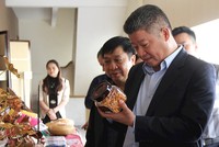 Phó Chủ tịch UBND Thành phố Hà Nội Nguyễn Mạnh Quyền tham quan các sản phẩm OCOP được đánh giá, phân hạng.