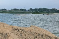 Các tàu hút cát hoạt động trên sông Trà Khúc, tỉnh Quảng Ngãi. Ảnh: P.V