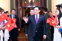 Chủ tịch Quốc hội Vương Đình Huệ tới thăm và gặp gỡ nói chuyện với cán bộ Đại sứ quán và cộng đồng người Việt Nam tại Cuba. Ảnh: Doãn Tấn.