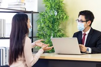 Tại Việt Nam, rất ít người tự đi tìm hiểu và mua bảo hiểm cho mình