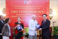 Chủ tịch Quốc hội Vương Đình Huệ tặng quà lưu niệm Hội hữu nghị Cuba - Việt Nam (Ảnh: Doãn Tấn).