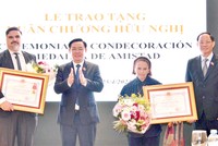 Chủ tịch Quốc hội Vương Đình Huệ đã trao Huân chương Hữu nghị của Nhà nước Việt Nam tặng Viện Văn hoá Argentina - Việt Nam (ICAV) và cá nhân Chủ tịch ICAV Poldi María Sosa - (Ảnh: Doán Tấn).