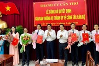Bí thư Thành ủy Cần Thơ Lê Quang Mạnh (thứ 5 từ phải sang) và Phó Bí thư Thường trực Thành ủy, Chủ tịch HĐND TP. Cần Thơ Phạm Văn Hiểu (thứ 6 từ phải sang) trao các quyết định điều động, bổ nhiệm cán bộ. Ảnh: Thanh Tâm