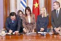 Chủ tịch Quốc hội Vương Đình Huệ ký Thỏa thuận hợp tác giữa Quốc hội nước CHXHCN Việt Nam và Nghị viện Đông Uruguay. (Ảnh: Doãn Tấn).