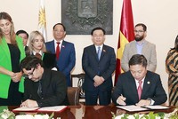 Chủ tịch Quốc hội Vương Đình Huệ chứng kiến Lễ ký Ý định thư hợp tác giữa TP.HCM và TP Montevideo (Ảnh: Doãn Tấn).