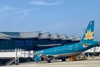 Vietnam Airlines là hãng đầu tiên khai thác Nhà ga T2 Phú Bài, với chuyến bay đầu tiên của hãng là VN1370 từ TP Hồ Chí Minh hạ cánh tại sân bay Phú Bài lúc 6h25 hôm nay.