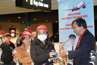Lãnh đạo Vietjet chào đón hành khách của chuyến bay kết nối TP HCM với Melbourne (Úc) - một trong những đường bay quốc tế mới được Vietjet khai trương trong quý I-2023 (ảnh: NQ)