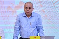 Thứ trưởng Bộ Kế hoạch và Đầu tư Đỗ Thành Trung trao đổi tại cuộc họp báo Chính phủ chiều 5/5