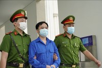 Bị cáo Đỗ Thành Nhân bị lực lượng chức năng dẫn giải tới tòa.