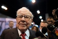 Tỷ phú Warren Buffett khuyến nghị các nhà đầu tư không nên chú ý nhiều đến những biến động hàng quý về lợi nhuận chưa thực hiện từ các khoản đầu tư. Ảnh: AFP